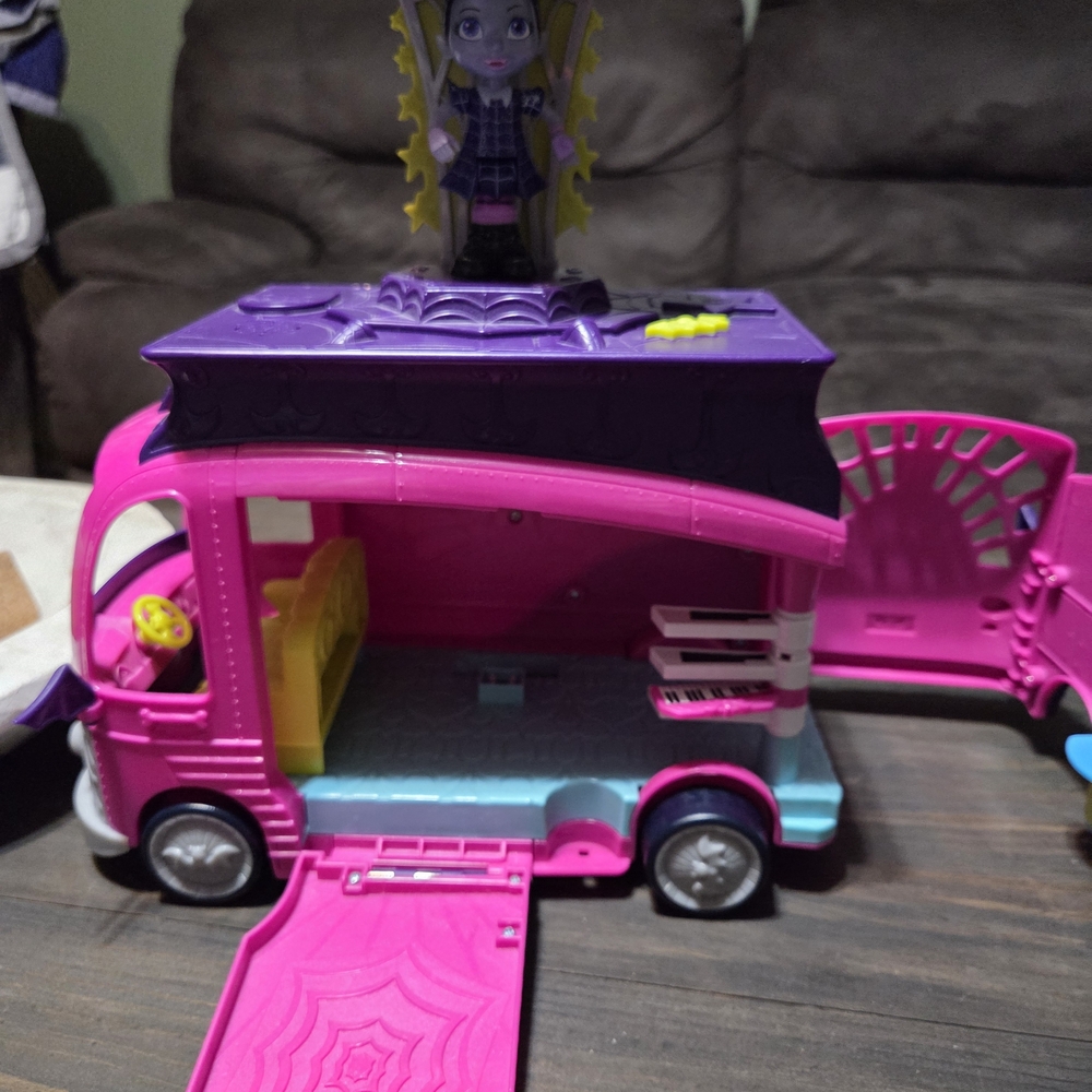 Disney Jr - Vampirina Rock N' Jam Touring Van Playset Lights Sounds Rockband Set